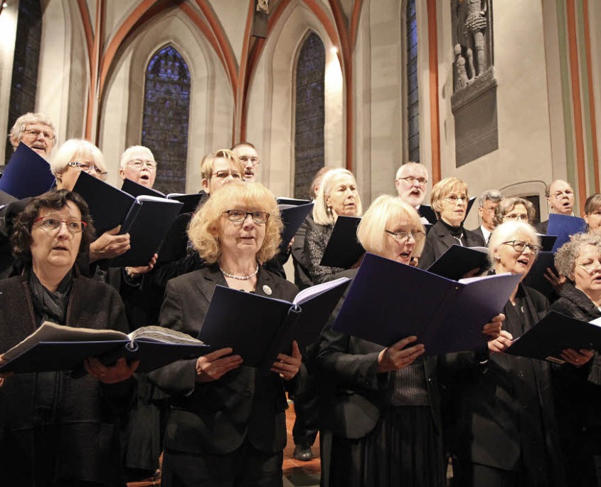 einige-chormitglieder-singen-in-einer-kirche - kammerchor emmendingen